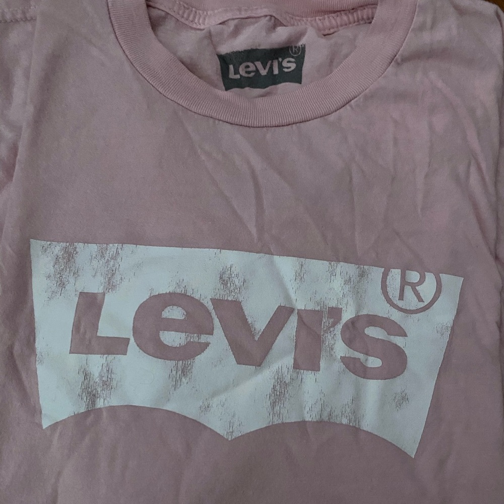Levi’s tee